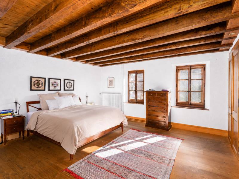 Schlafzimmer mit Holzbalkendecke