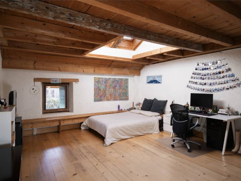 Ausgebauter Dachraum mit Bett und Schreibtisch