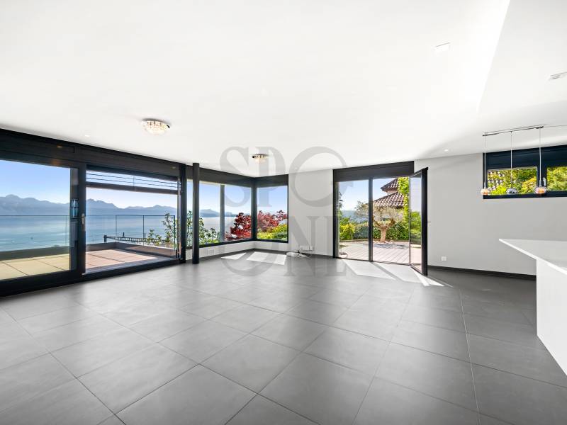 Offener Wohnraum mit Panoramablick aufs Wasser