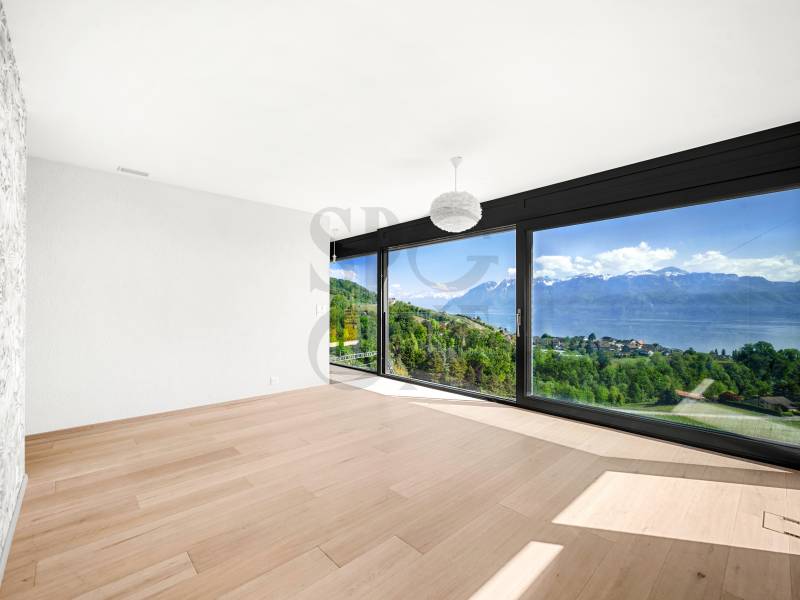 Heller Raum mit Panoramafenster und Seeblick