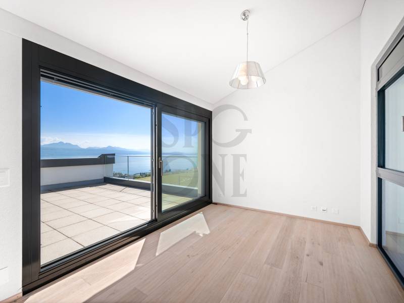 Heller Raum mit großer Schiebetür und Meerblick