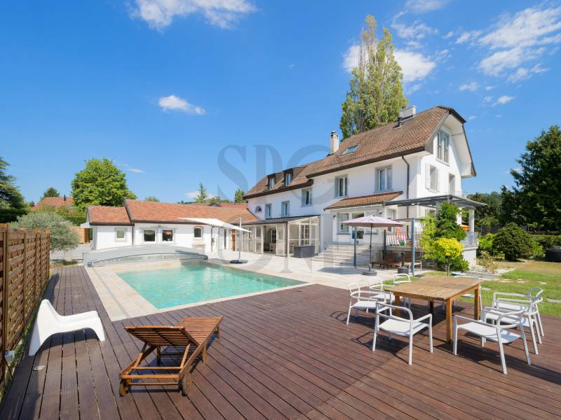 Außenansicht mit Pool und Terrasse