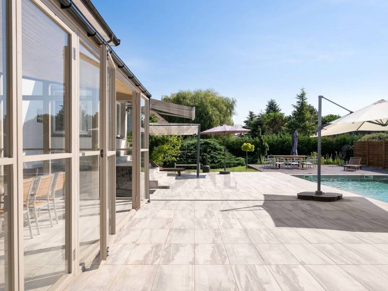 Poolterrasse mit Schiebetüren