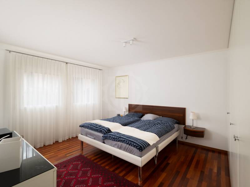 Schlafzimmer mit Doppelbett und Holzfußboden
