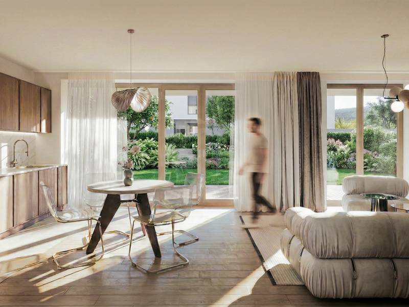 Offener Wohn-Essbereich mit Blick in den Garten