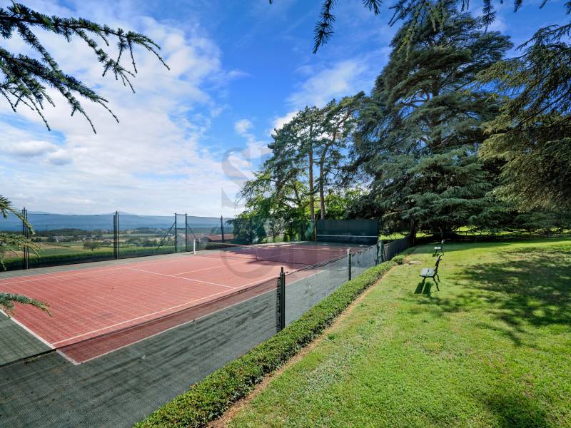 Tennisplatz mit Garten und Panoramaausblick