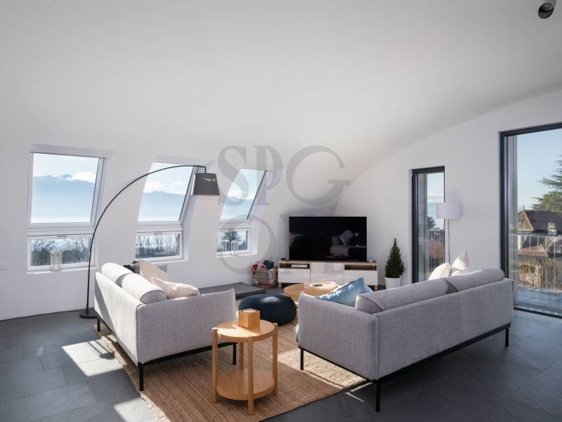 Helles Wohnzimmer mit Panoramafenstern