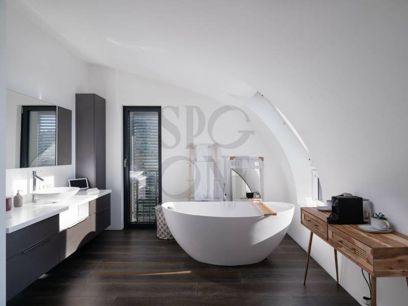 Modernes Bad mit freistehender Wanne unter Dachschräge