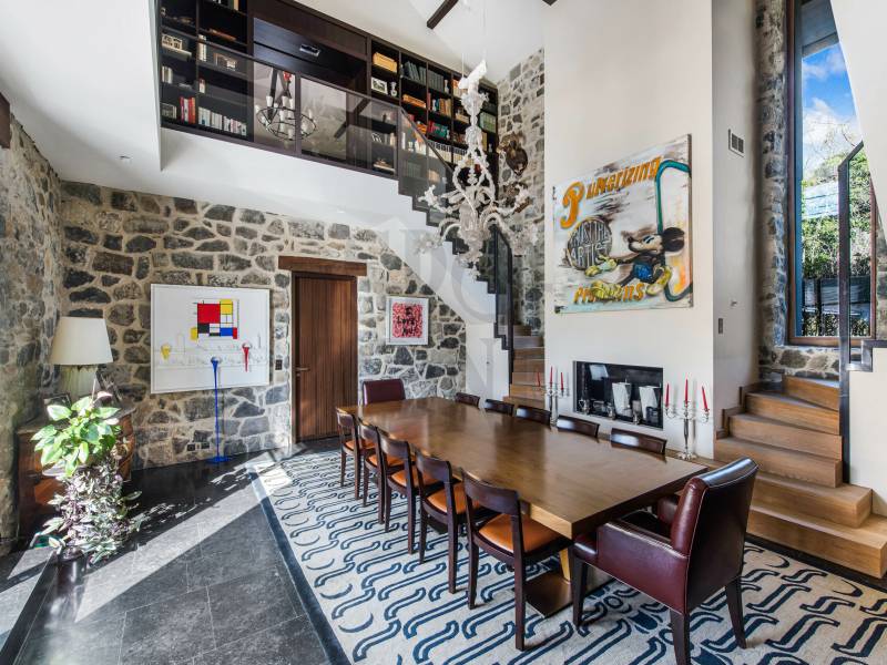 Esszimmer mit Galerie und Steinfassade