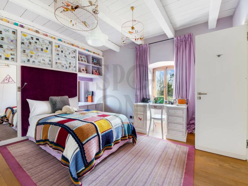 Buntes Schlafzimmer mit Schreibtisch
