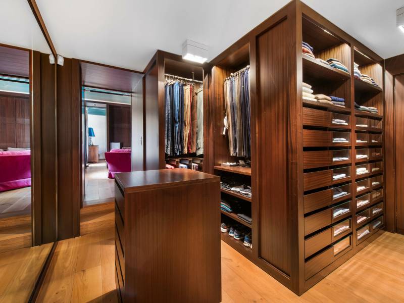 Begehbarer Kleiderschrank mit Holzausstattung