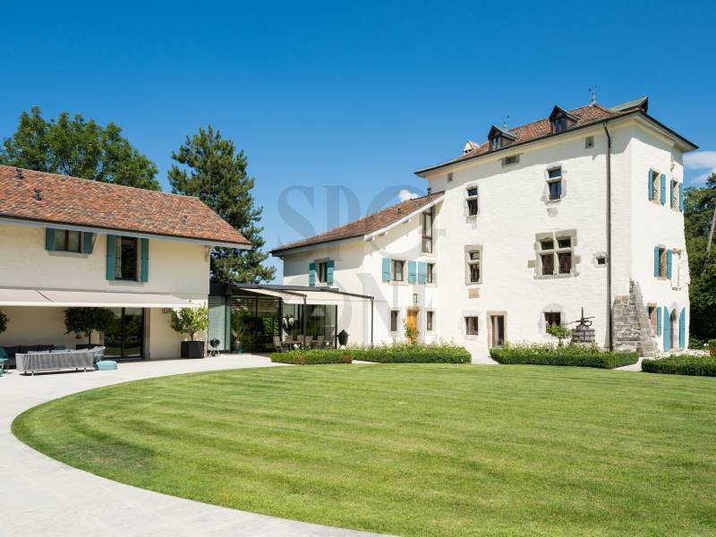 Außenansicht eines großzügigen Landhauses mit Garten