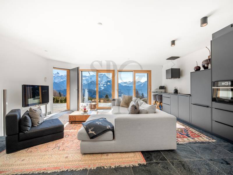 Helles modernes Wohnzimmer mit Bergblick