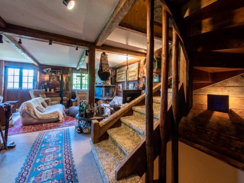 Rustikales Loft-Wohnzimmer mit Treppe