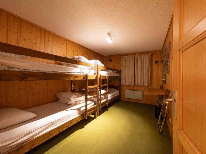 Holzverkleidetes Schlafzimmer mit Etagenbetten