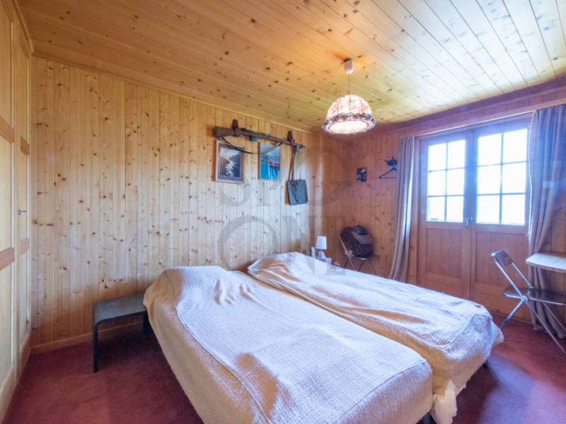 Gemütliches Schlafzimmer im Holzinterieur