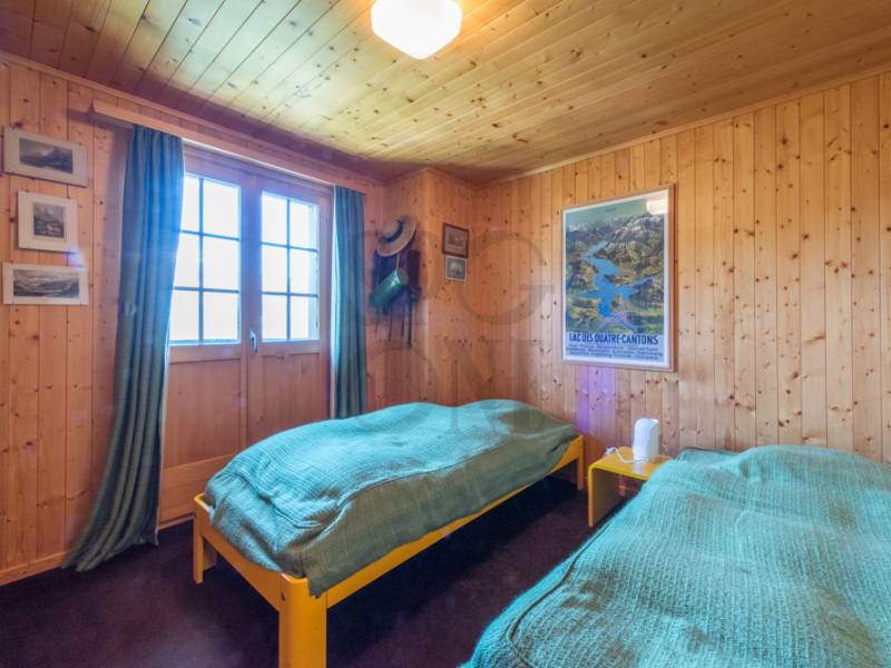Gemütliches Schlafzimmer mit Holzvertäfelung