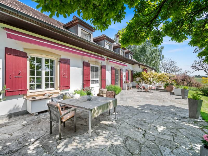Terrasse mit Landhausfassade