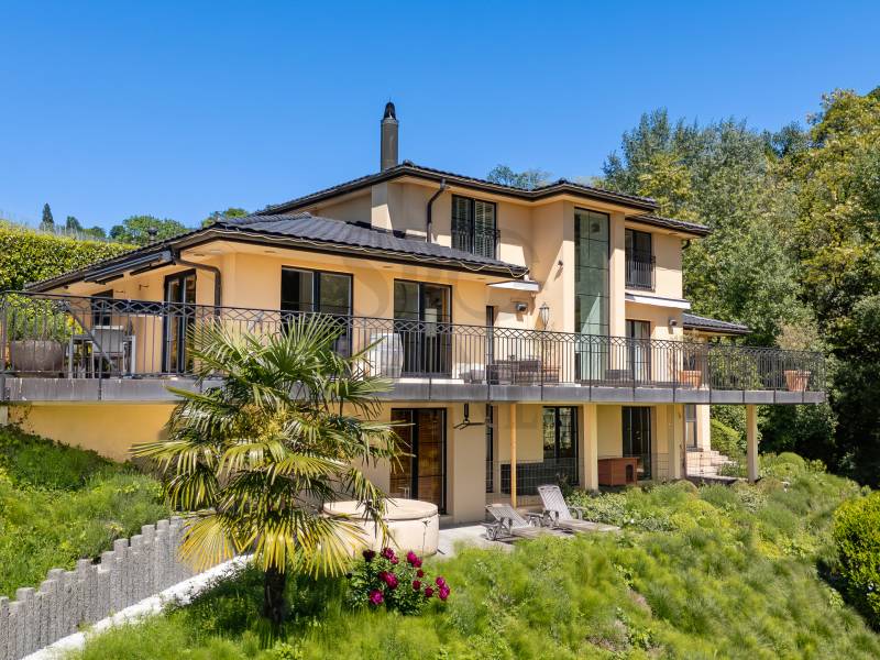Zweistöckige Villa mit Garten und Terrasse