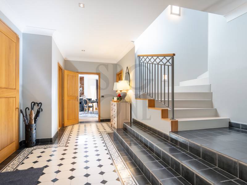 Heller Eingangsbereich mit Treppe