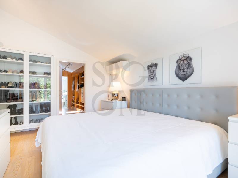 Helles Schlafzimmer mit Ankleidebereich