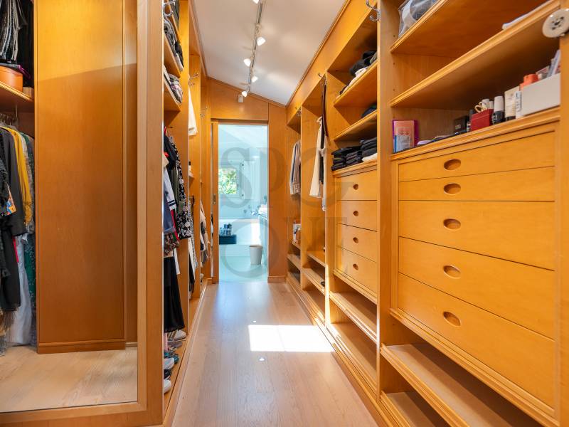 Begehbarer Kleiderschrank mit Holzschränken