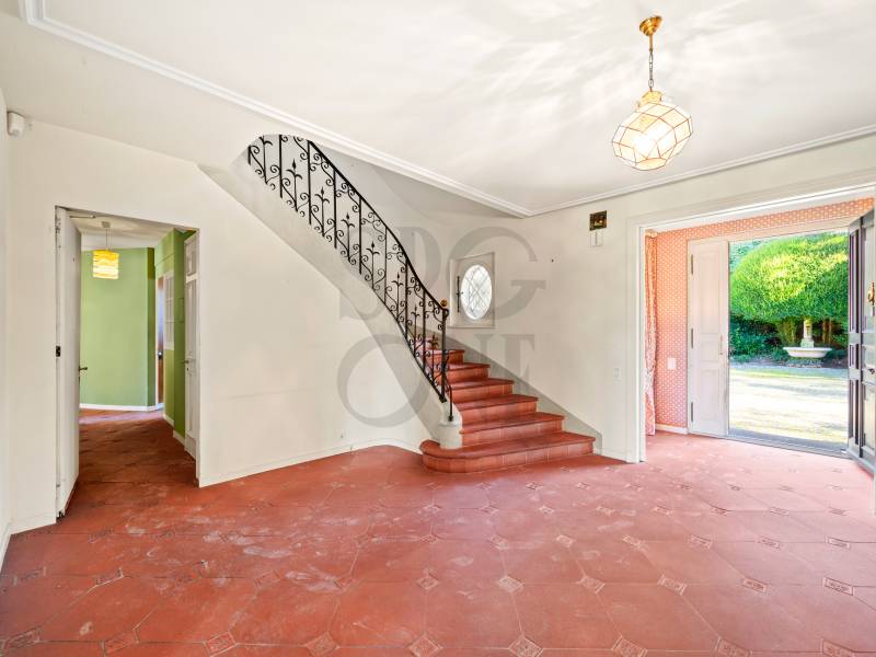 Eingangsbereich mit Treppe und Doppeltür zum Garten