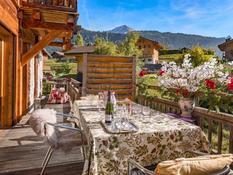 Bergblick-Terrasse mit gedecktem Esstisch