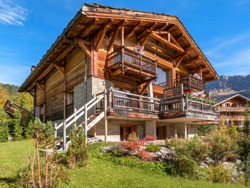 Holzchalet mit Balkonen und Bergkulisse