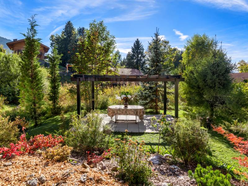 Garten mit Pergola und Sitzplatz