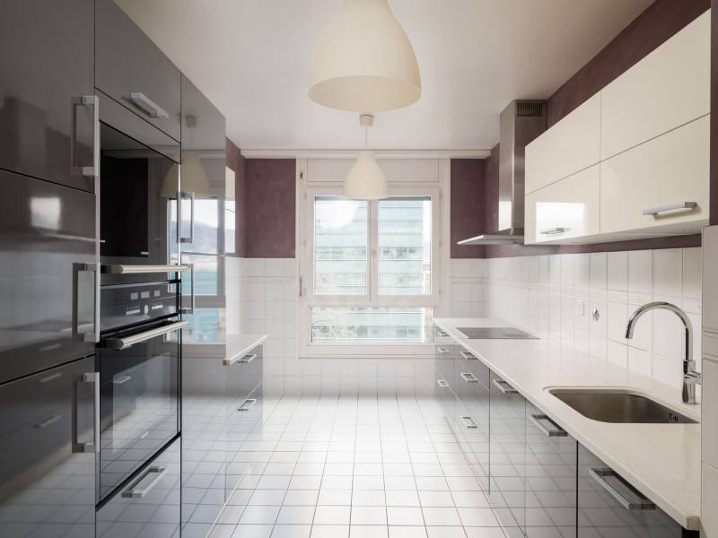 Moderne Küche mit glänzenden Fronten