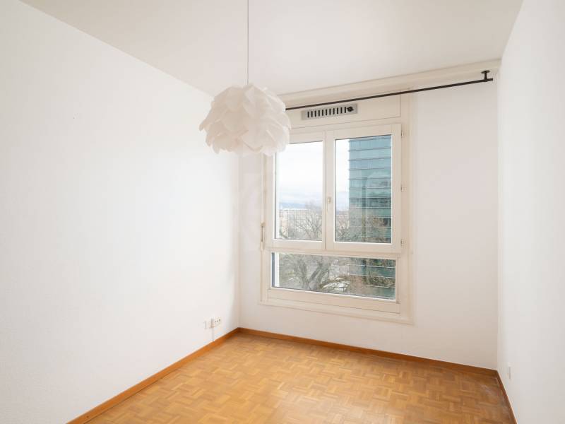 Heller leerer Raum mit Fenster