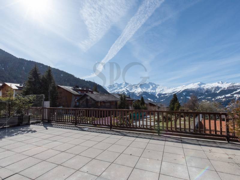Große Terrasse mit Bergpanorama