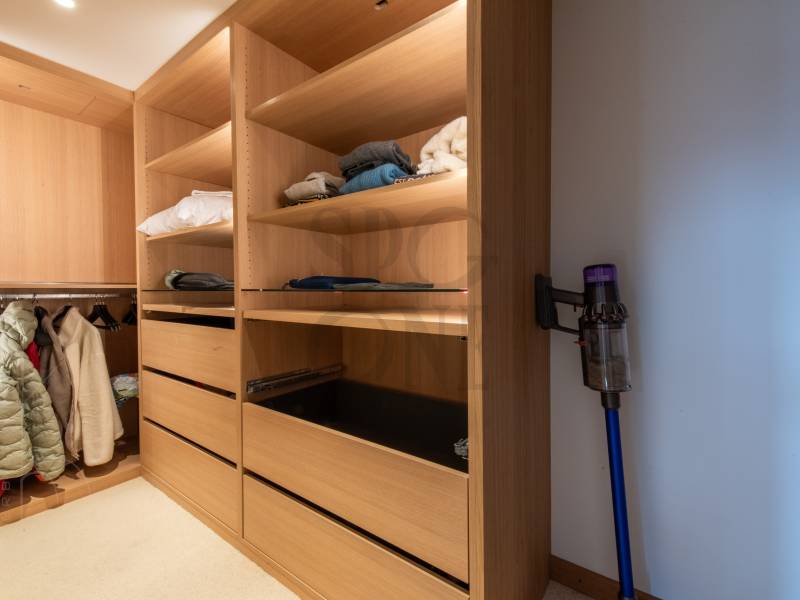 Begehbarer Kleiderschrank mit Einbauschränken