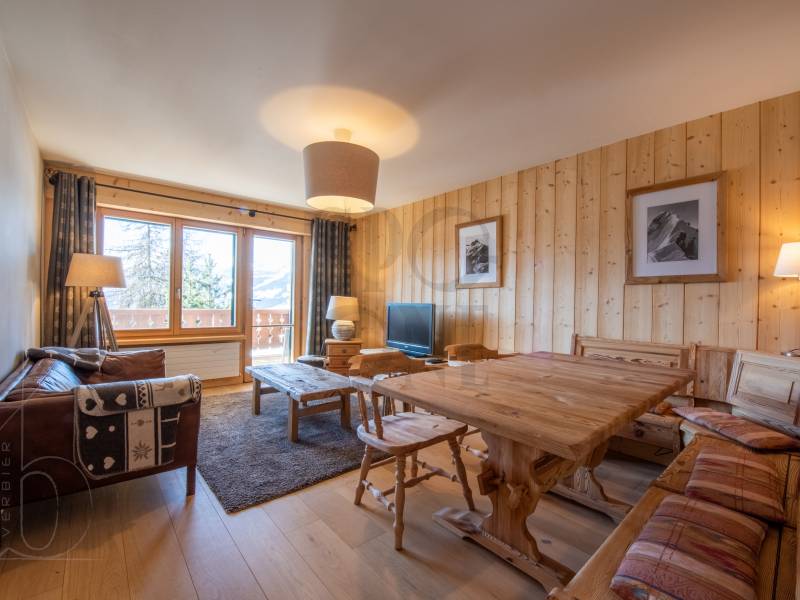 Gemütliches alpines Wohnzimmer mit Holzwänden