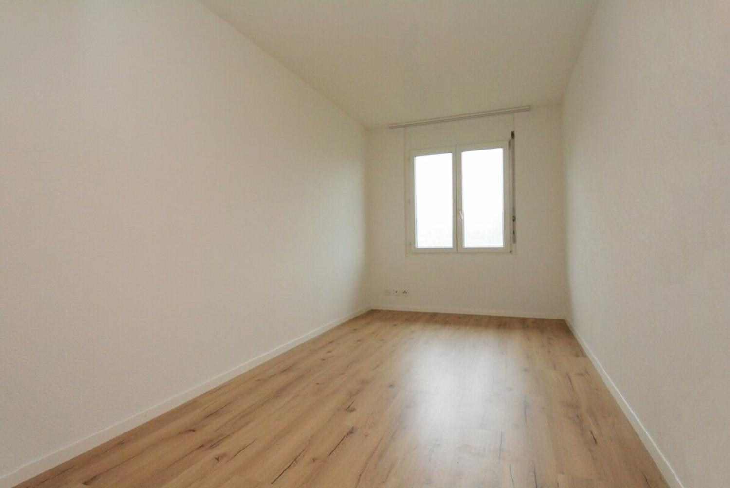 Leerer, heller Raum mit Holzoptikboden