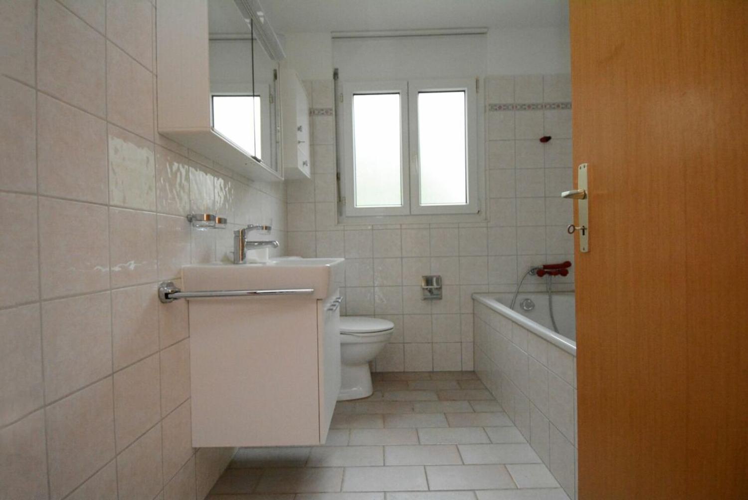 Badezimmer mit Badewanne, WC und Waschbecken