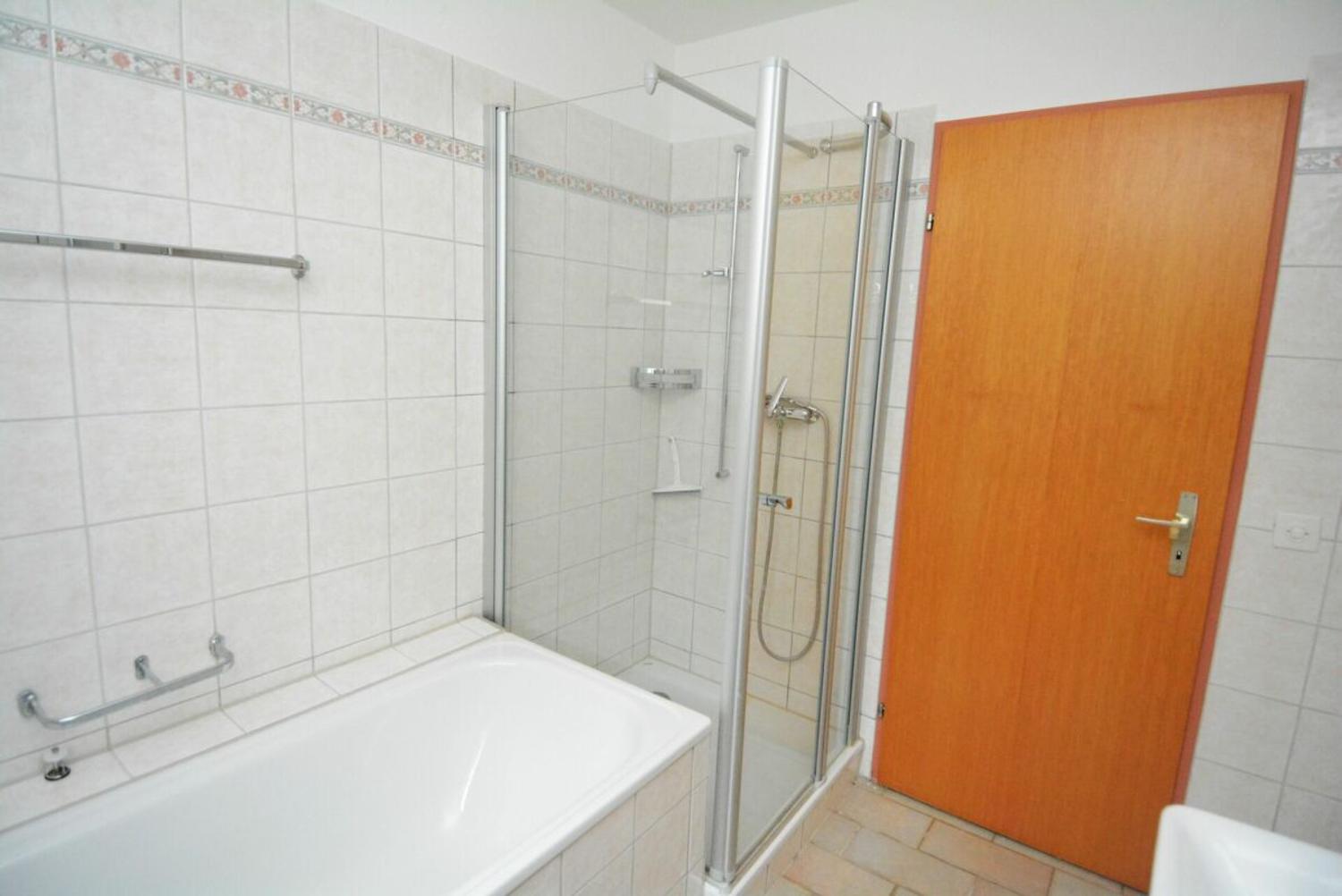 Badezimmer mit Badewanne und Dusche