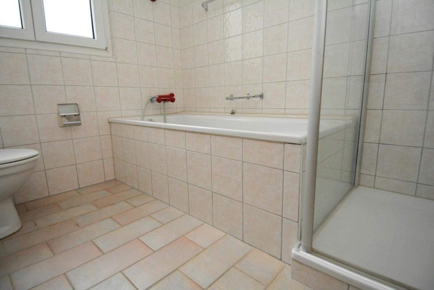 Badezimmer mit Wanne und Dusche
