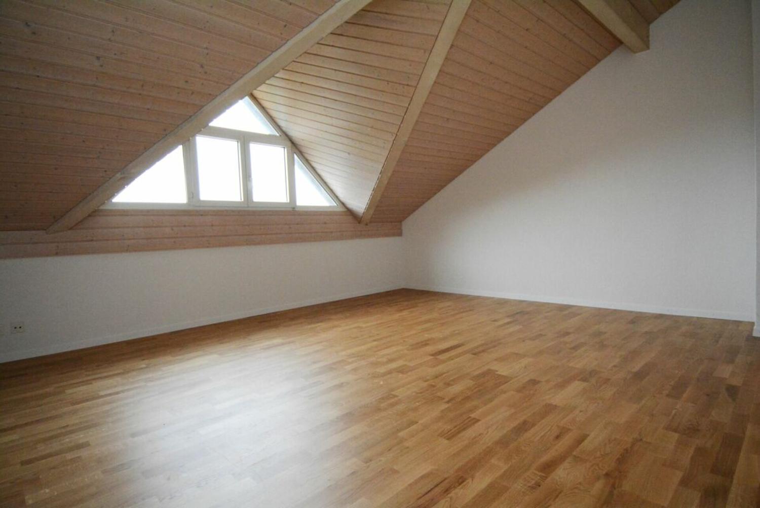 Ausgebauter Dachraum mit Holzdecke