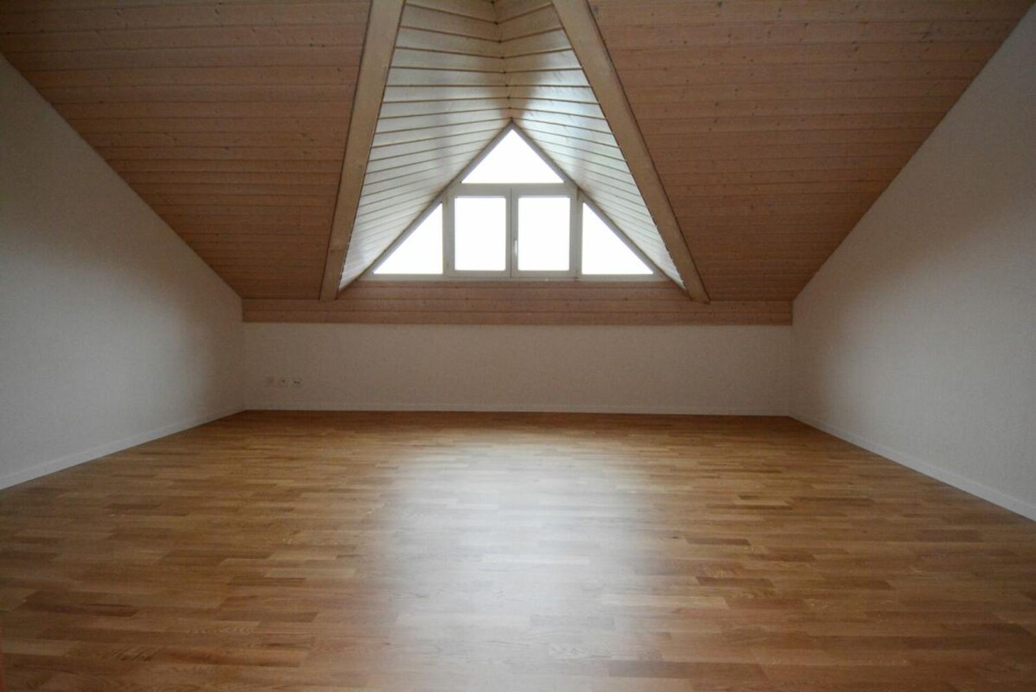 Dachzimmer mit Holzdecke