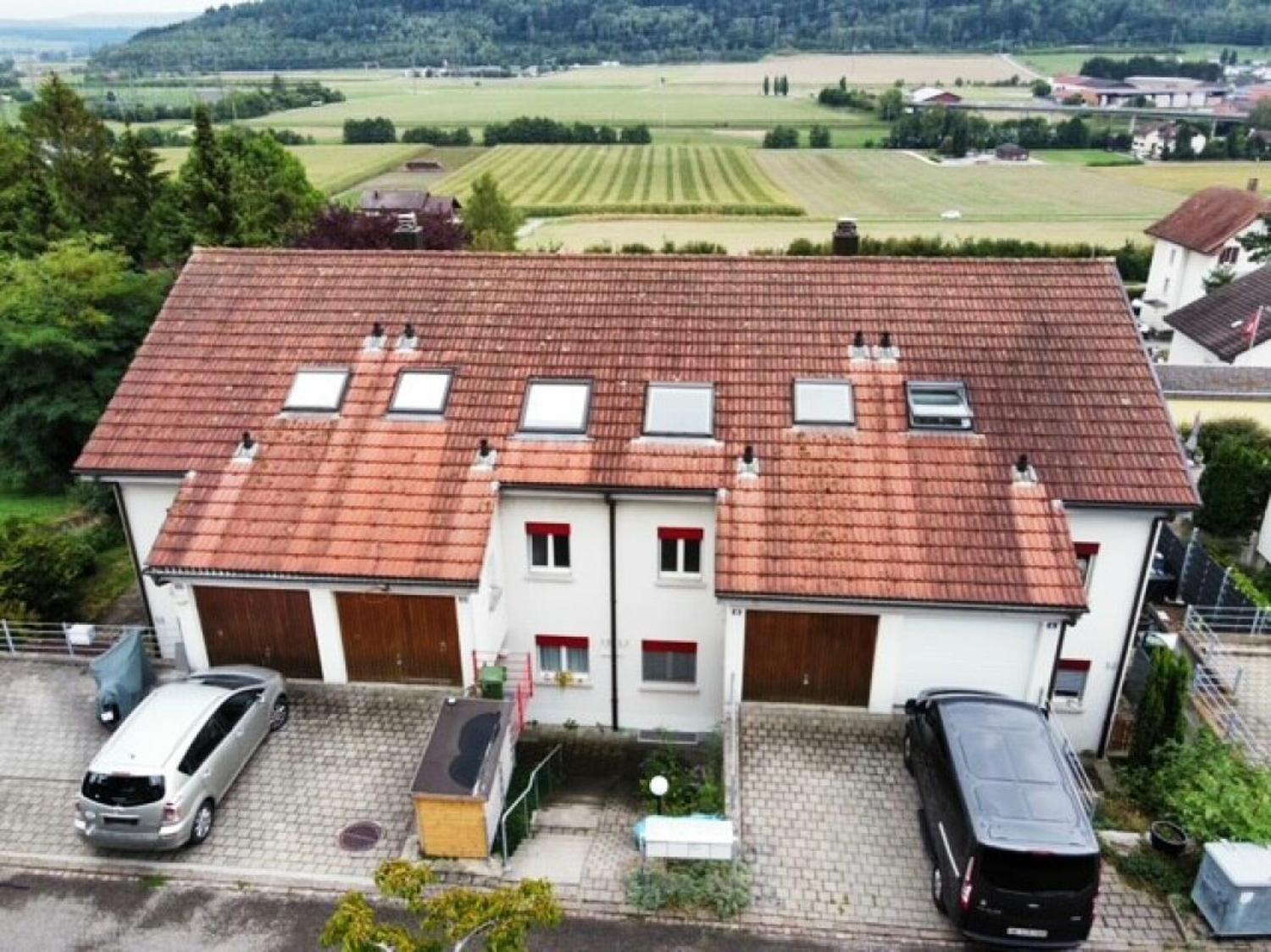 Drohnenansicht eines Wohnhauses mit Dach und Landschaft