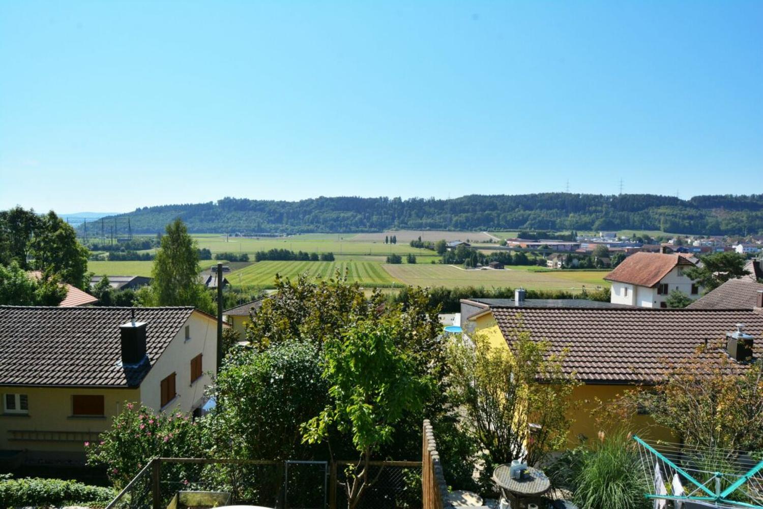 Blick über Wohnhäuser ins weite Tal