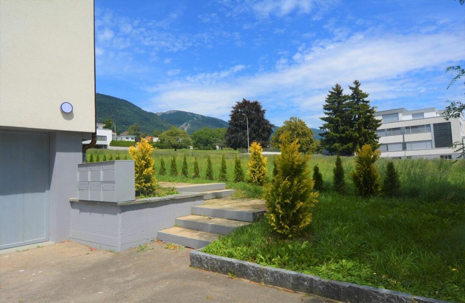 Außenansicht mit Garten und Bergblick