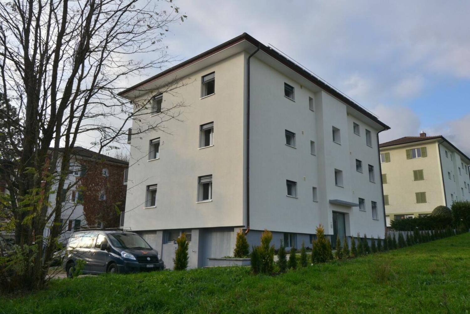 Mehrfamilienhaus mit geneigtem Dach