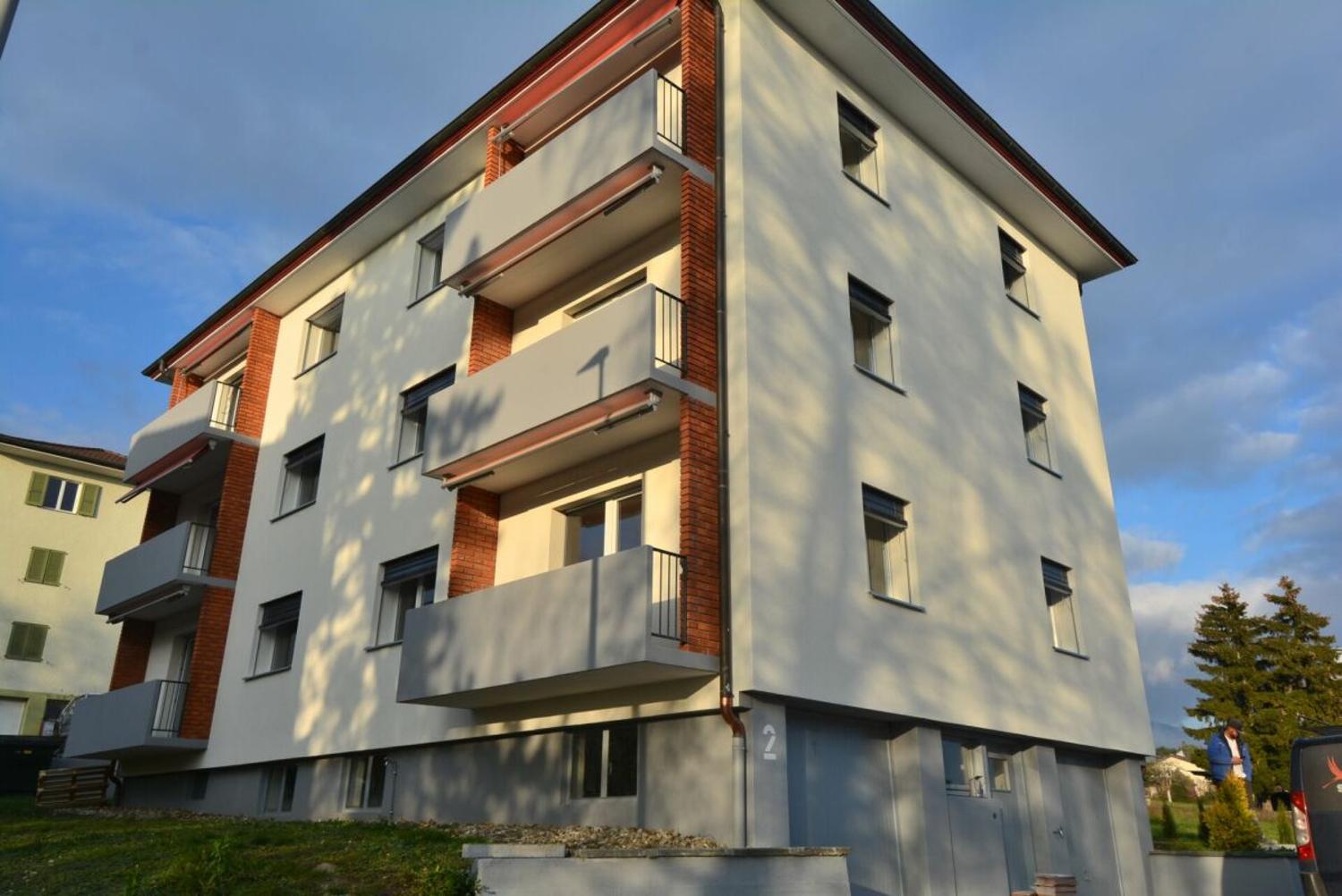 Mehrfamilienhaus mit Balkonen