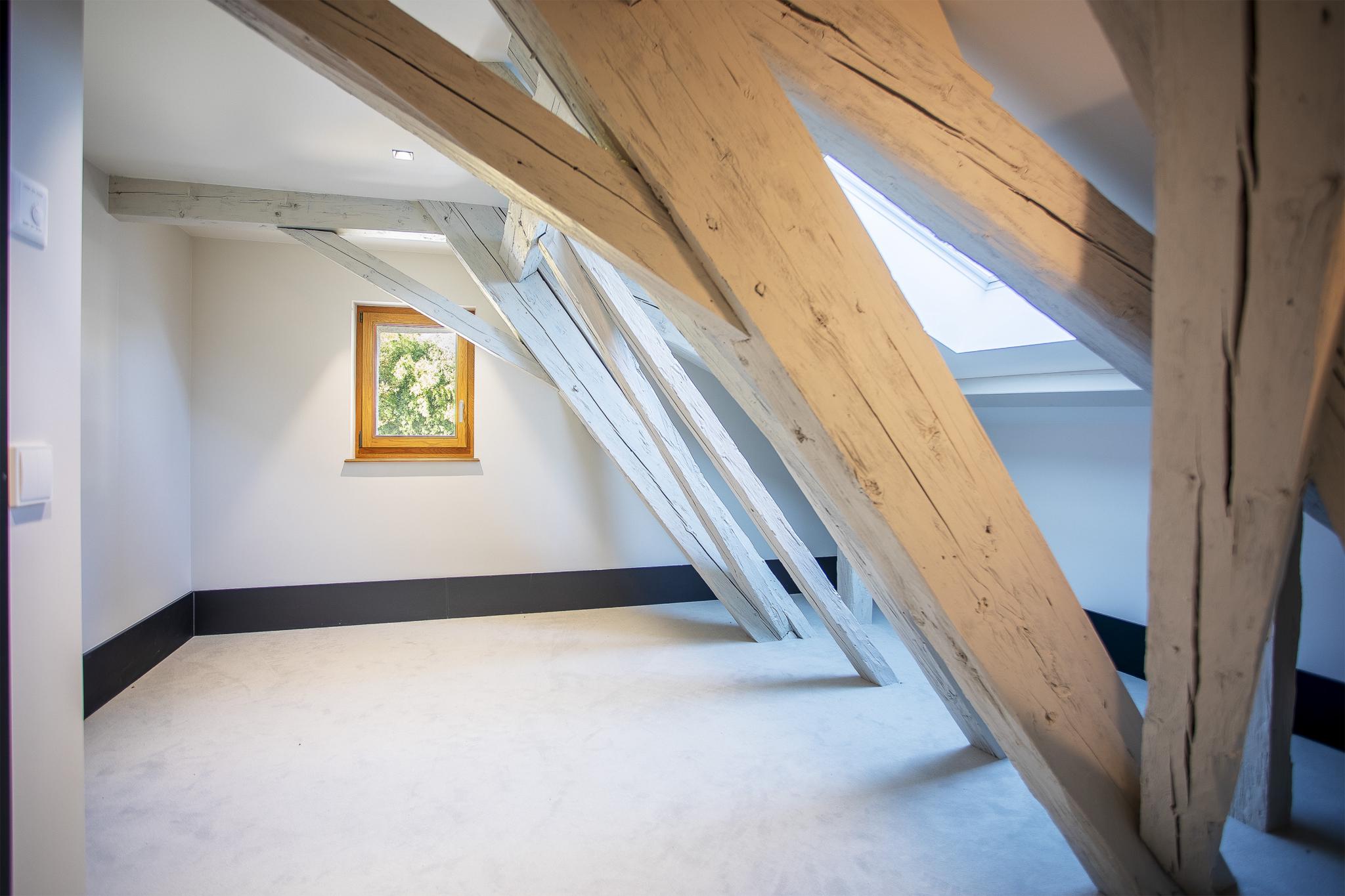Dachraum mit sichtbaren Holzbalken