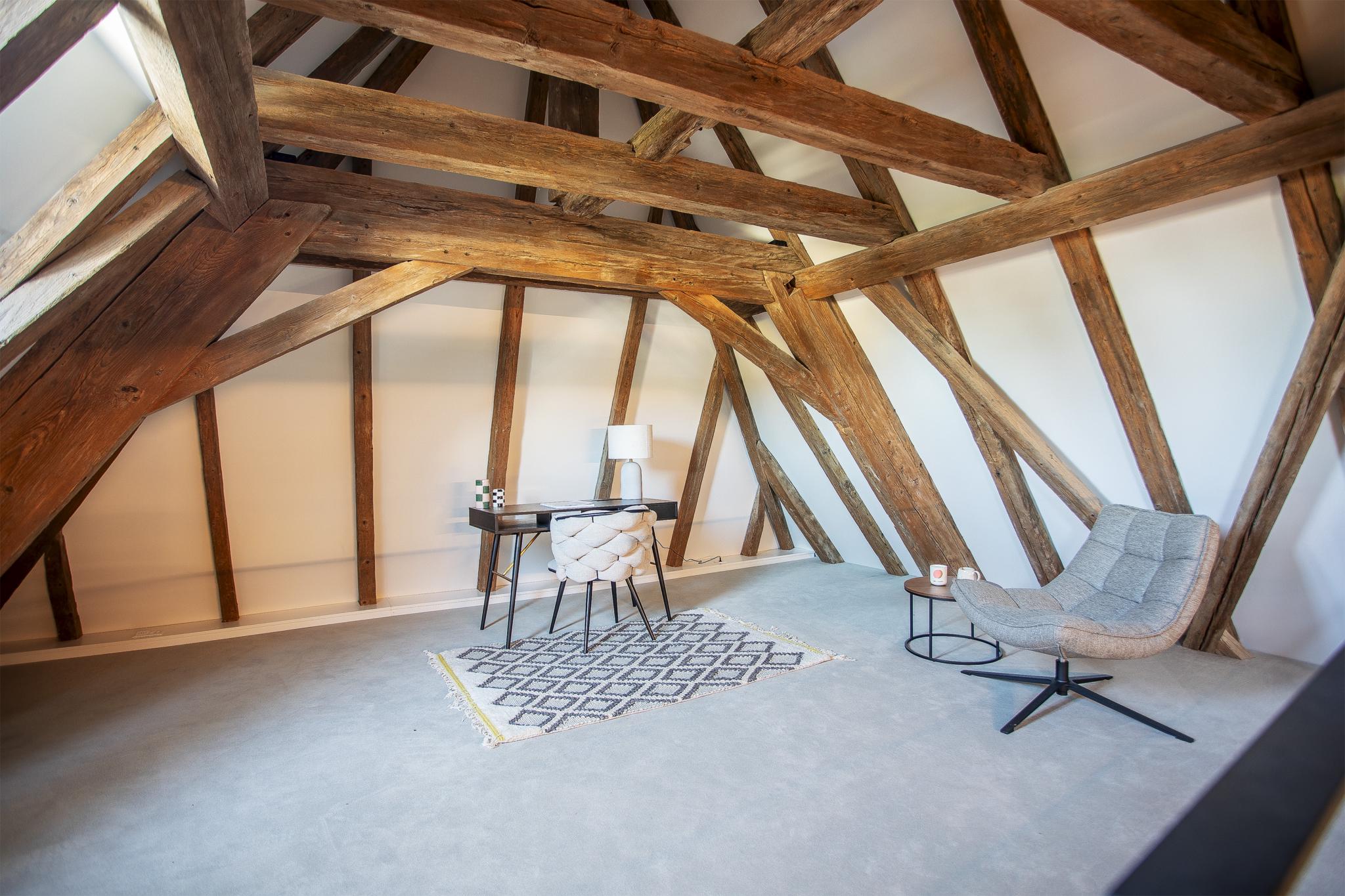 Dachgeschoss mit sichtbaren Holzbalken