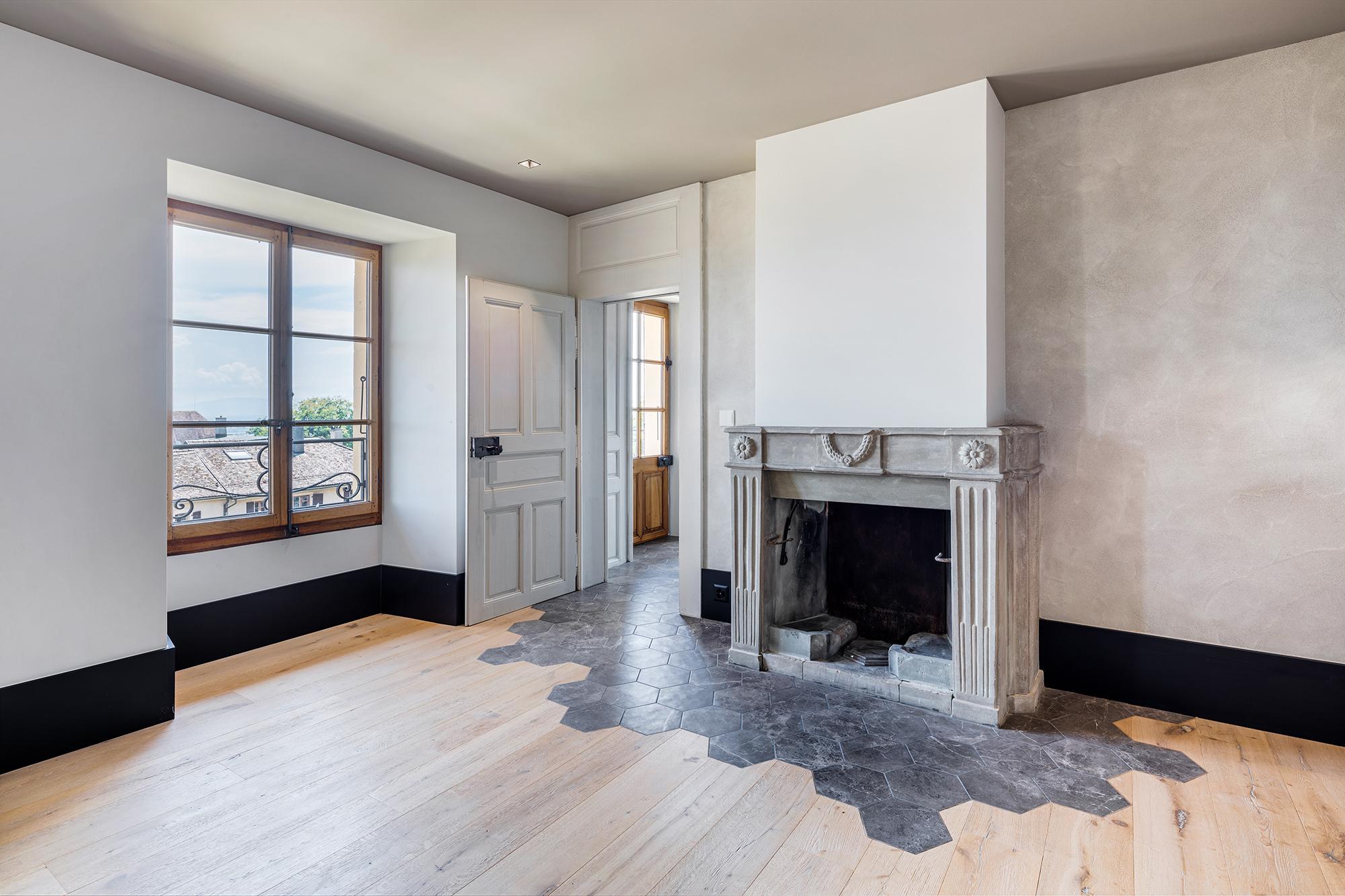 Wohnraum mit Kamin und Fenster