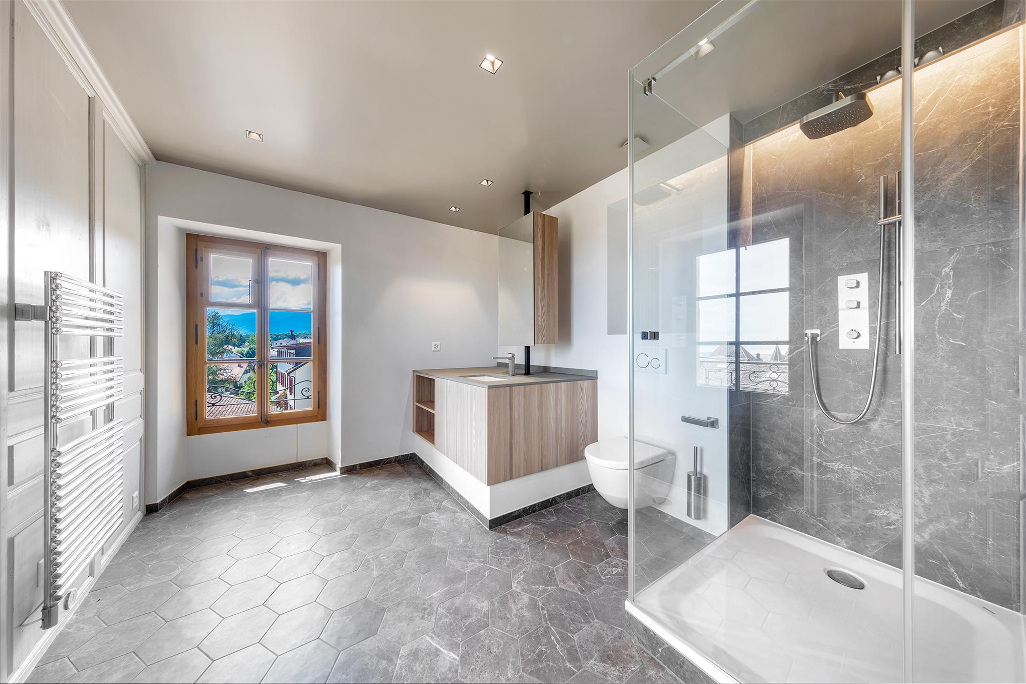 Modernes Badezimmer mit Dusche und Waschtisch